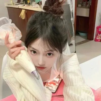 高墙、黑色与帅小伙